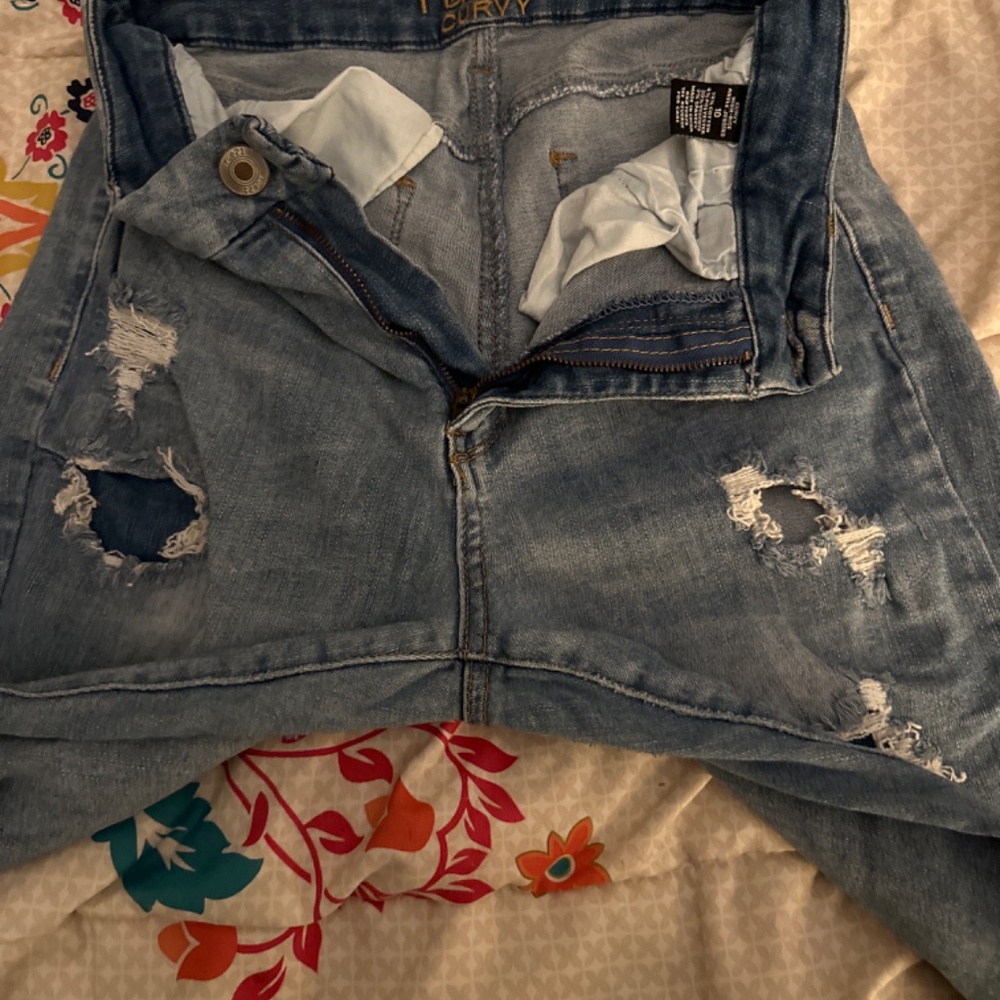 Rue 21 curvy stretchy jeans w holes -size 10 - - Picture 4 of 5